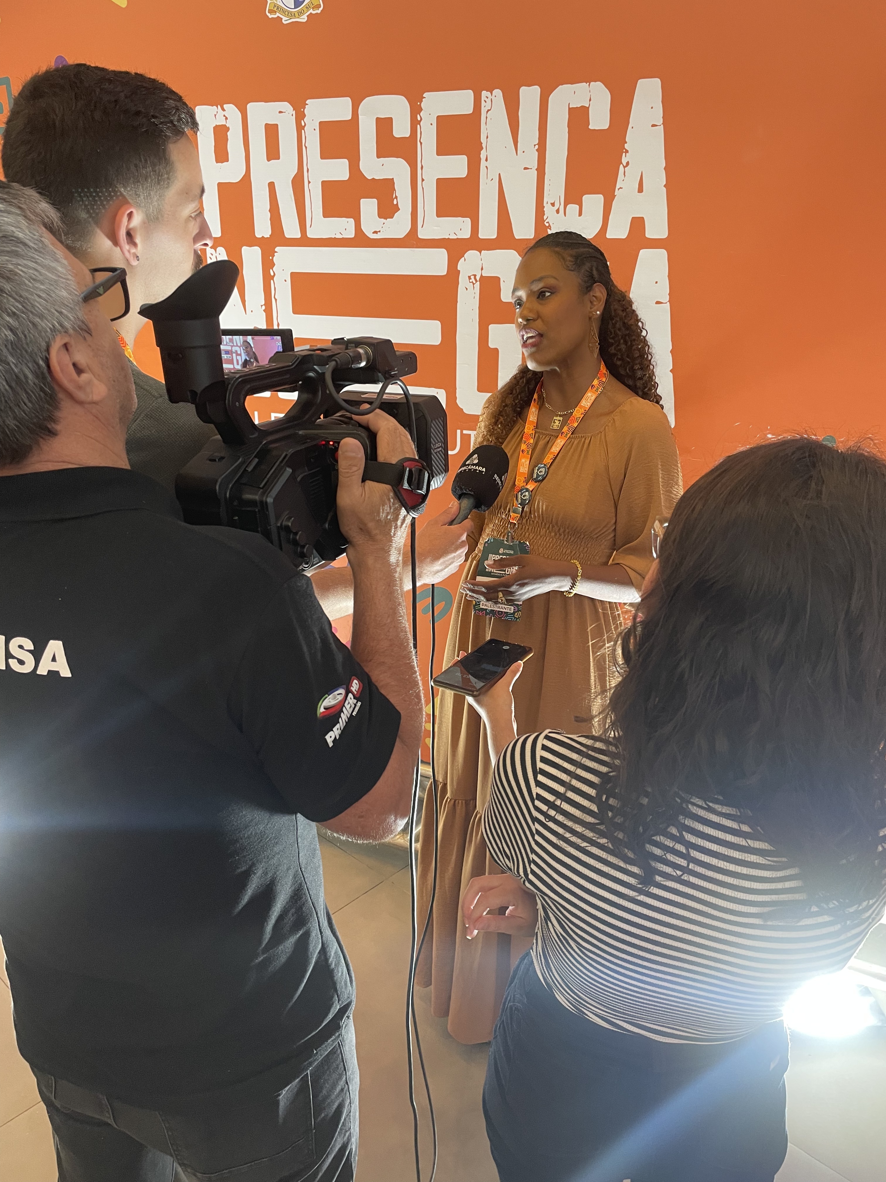 Thai Schneider em entrevista durante evento