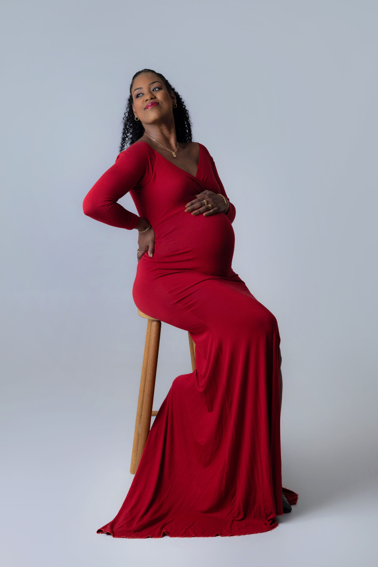 Thai Schneider em vestido vermelho